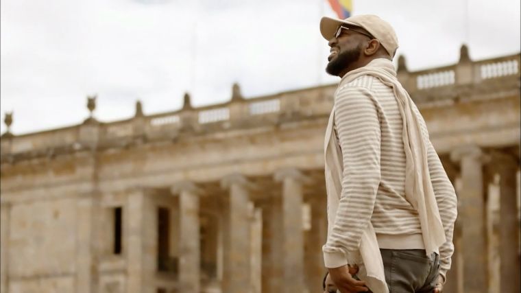 Rickey Smiley takes in the Bogata, Columbia experience.