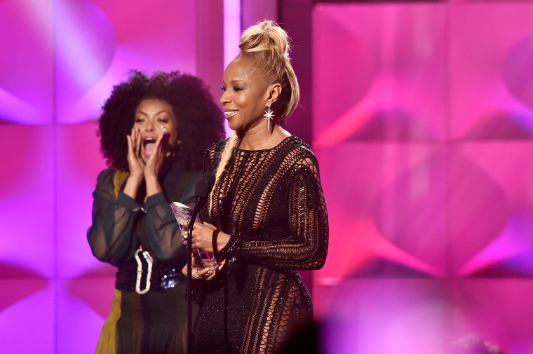 Mary J. Blige receiving her award.