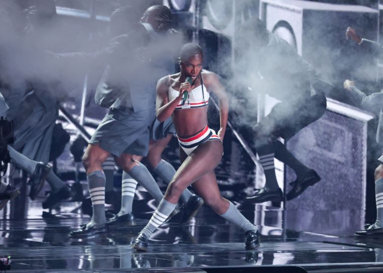 The Newest Grammy Queen WOWed the Crowd With her Iconic Performance & Received a Well-Deserved Standing-Ovation