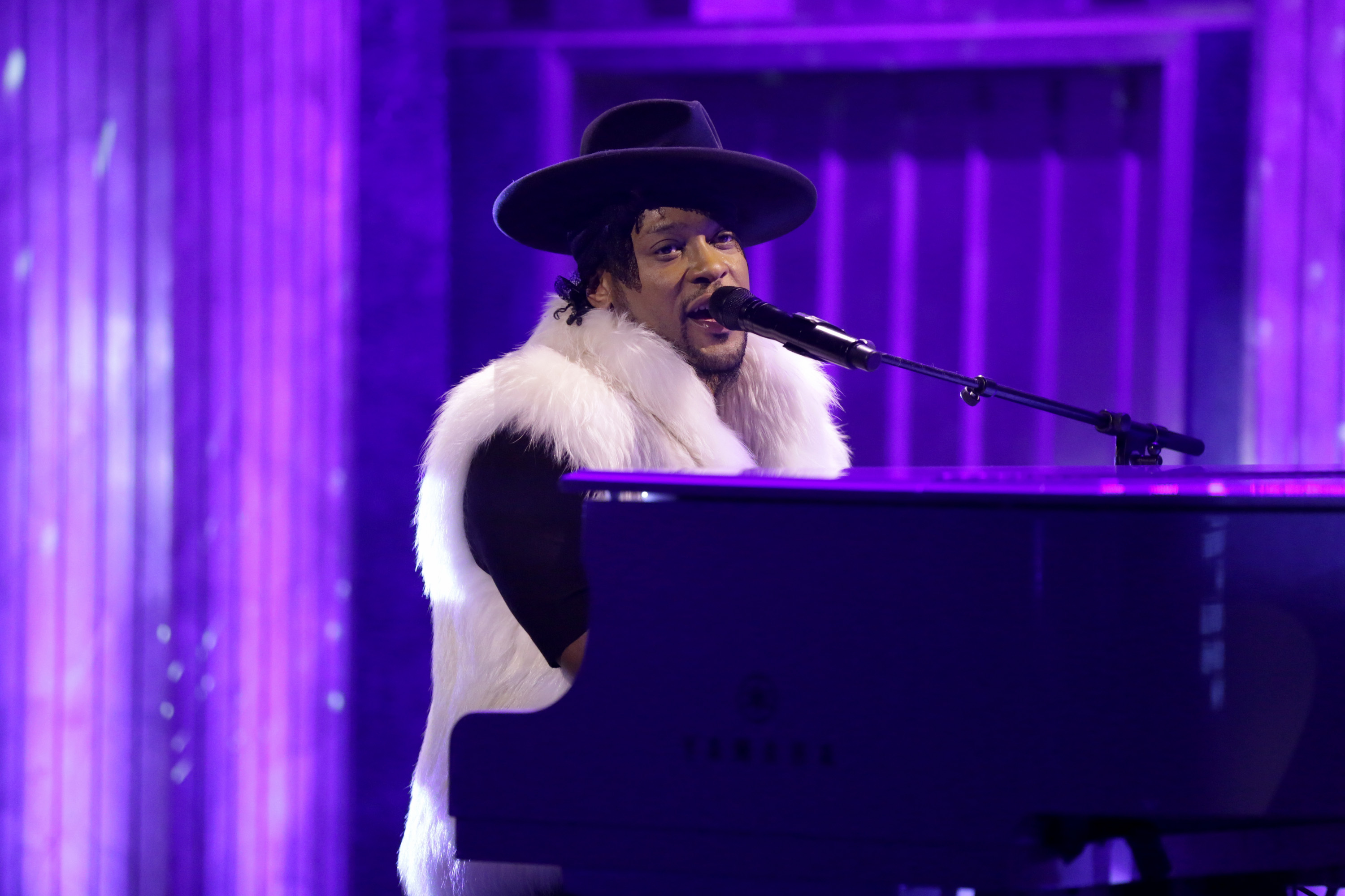 THE TONIGHT SHOW STARRING JIMMY FALLON -- Episode 0458 -- Pictured: Musical guest D'Angelo performs on April 26, 2016 -- (Photo by: Andrew Lipovsky/NBC/NBCU Photo Bank via Getty Images)